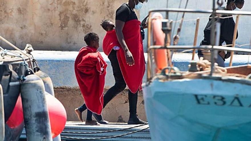 Arriba, los migrantes rescatados ayer en la ‘Salvamar Mízar’, en Morro Jable, y abajo dos escenas del desembarco. | | CARLOS DE SAÁ