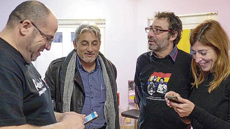 Carlos Hernáez, Manuel Burón, Ángel Viñas y Cristina Simó, ayer en la sede de Izquierda Unida.