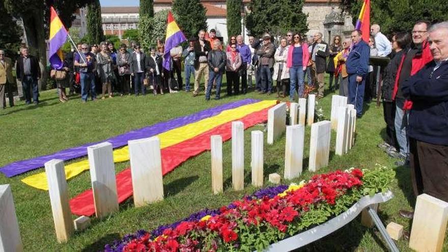 El acto cívico en la fosa común del cementerio municipal de San Francisco.  // Jesús Regal