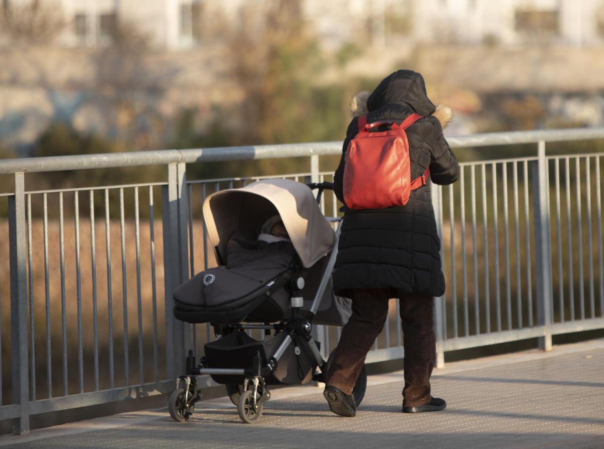Una mujer, con un bebé, en Sagunt.