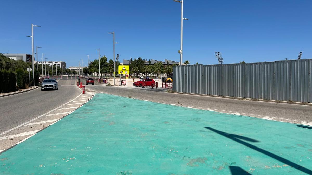 Vallado perimetral sobre una de las áreas donde se montará el festival Bigsound de Torrent.