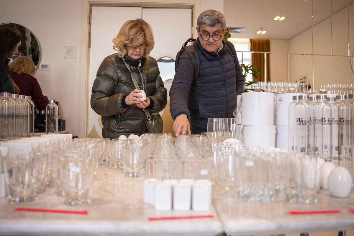 Barcelona. 16 de enero del 2026. Primer día del mercadillo de mobiliario y decoración del 45 Times Barcelona Hotel de Plaza Cataluña. Fotos Sandra Roman.