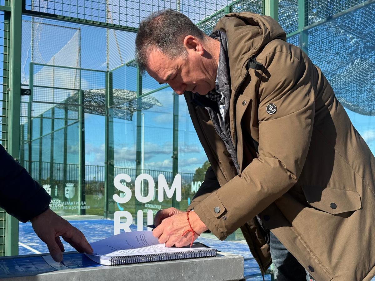 Firma de la orden para mejorar las pistas de pádel municipales.