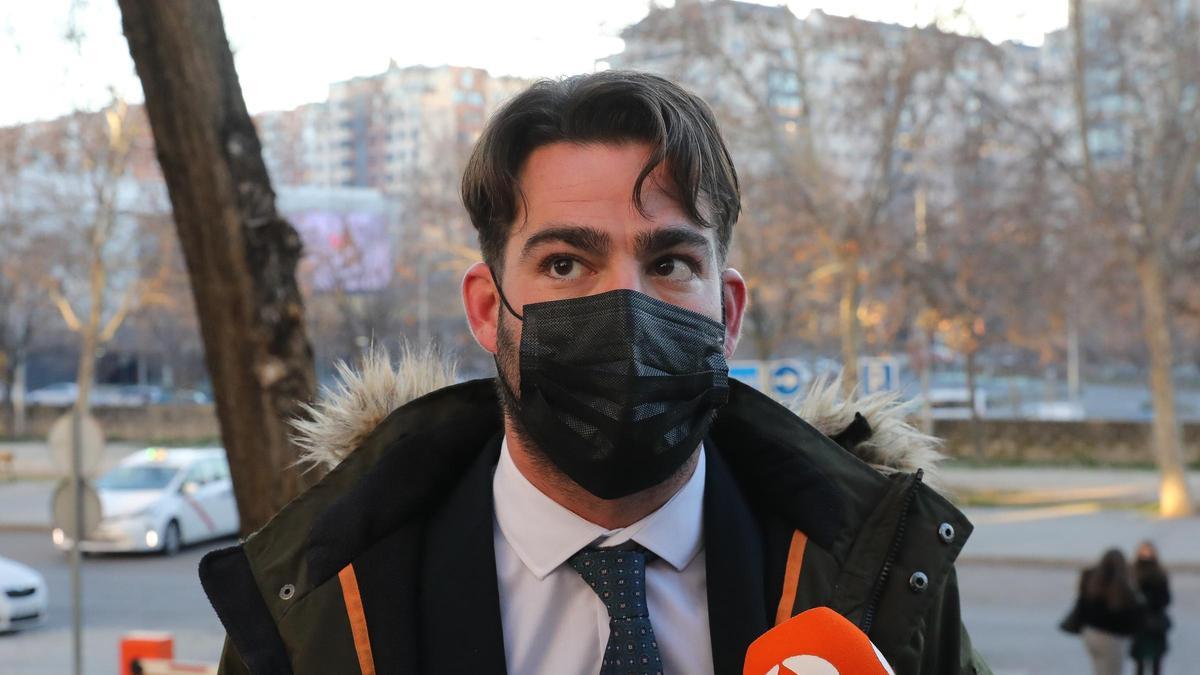 El abogado de la familia y primo del fallecido, este lunes, a la entrada del juzgado.