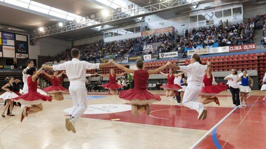 Una de les colles saltant durant una de les coreografies que es van poder veure al Congost.