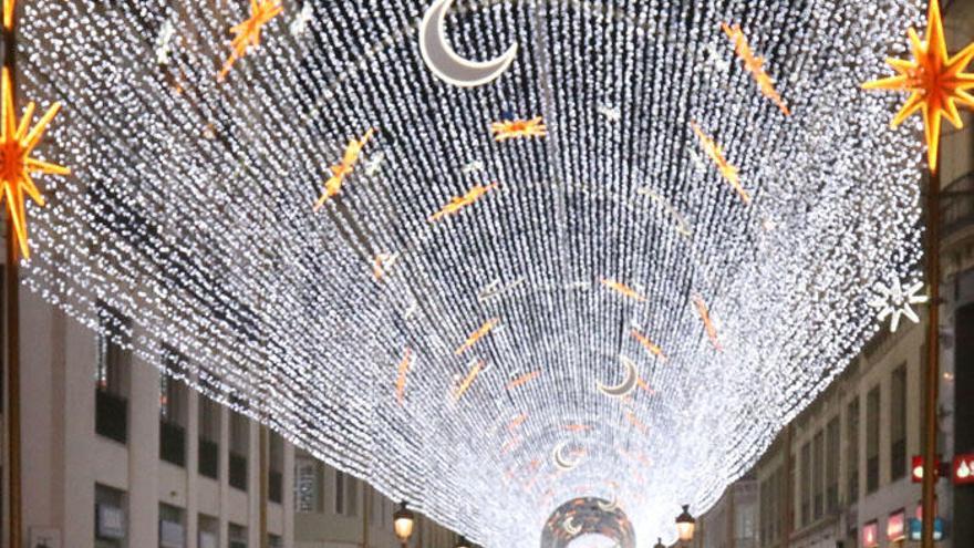 Dos jóvenes se hacen un selfi el pasado año, el día del encendido de las luces de Navidad en la calle Larios.