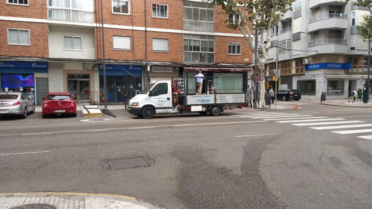 Retirada de una terraza en la avenida de las Tres Cruces.