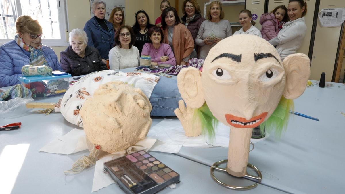 Las cacereñas que participan en  el taller para  elaborar los peleles  en la sede vecinal  de San Marquino.