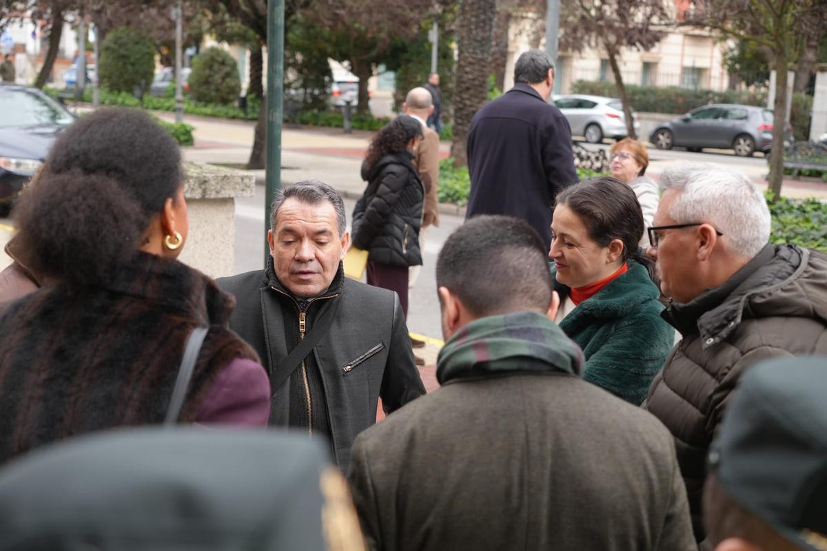 El hijo del matrimonio recibe muestras de condolencia durante el minuto de silencio, ayer.