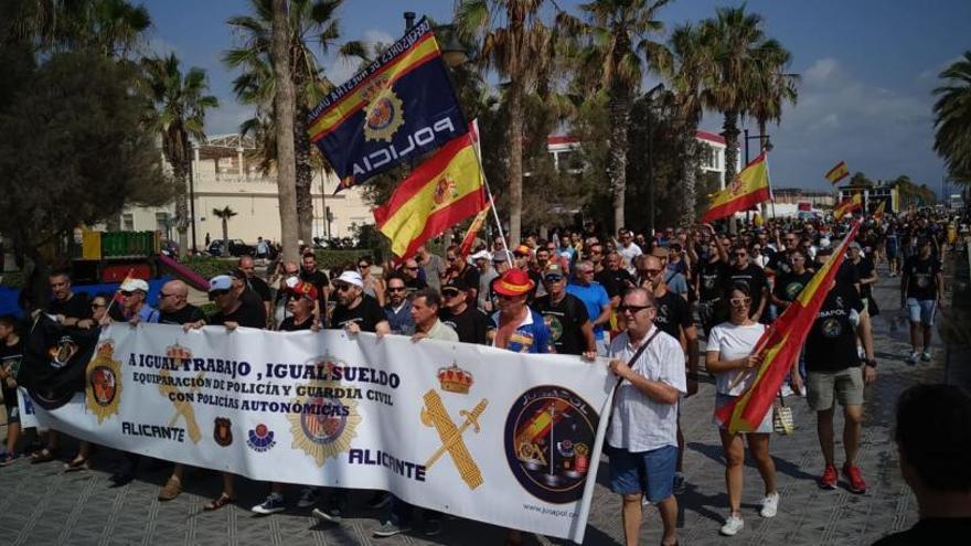 Policías y guardias civiles claman en València por la equiparación salarial