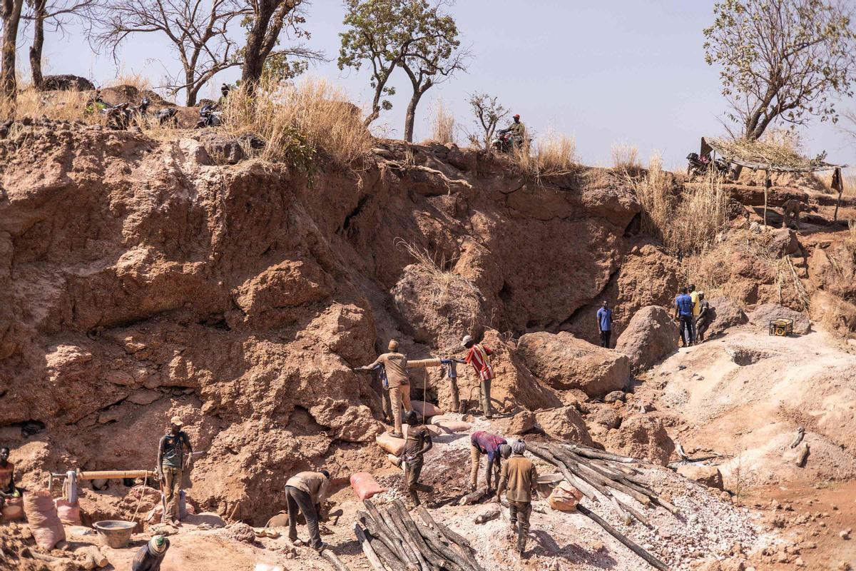 La minería artesanal de oro en Senegal. Karakaene y Bantakokouta son sitios de extracción de oro en el sureste de Senegal