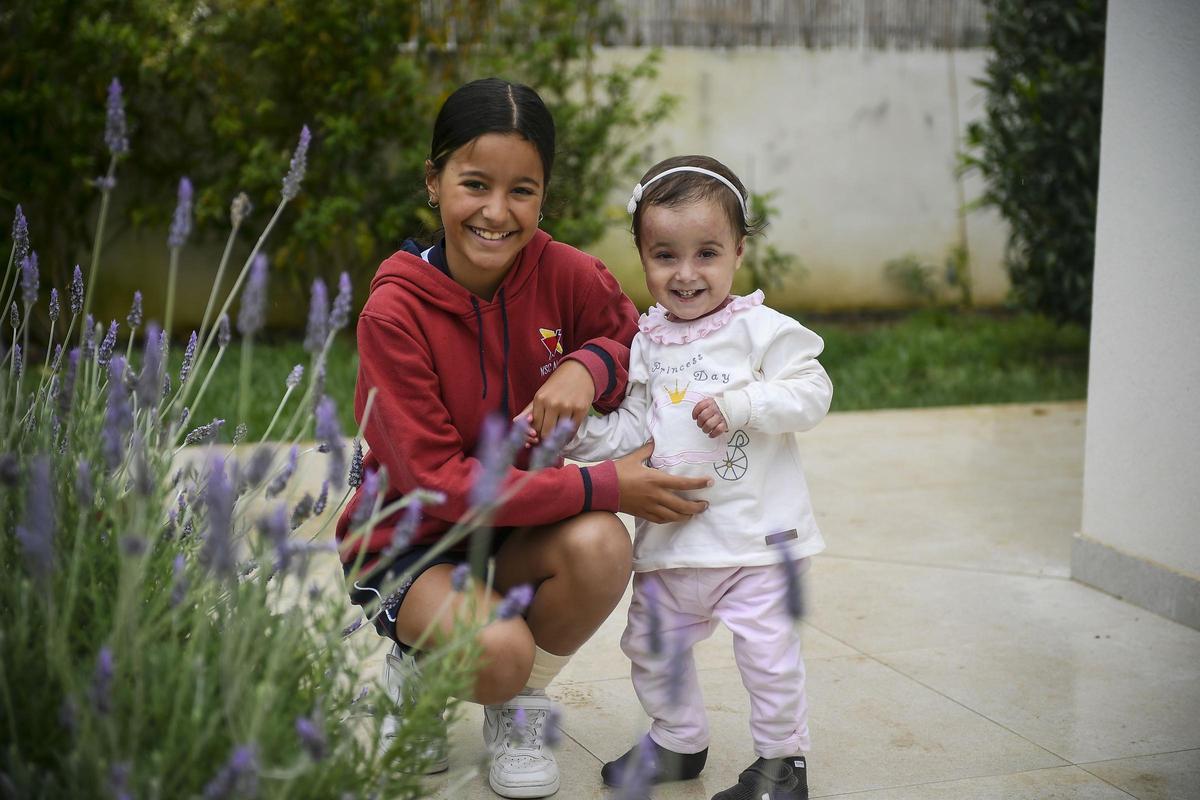 Olivia, junto a su hermana Elís.