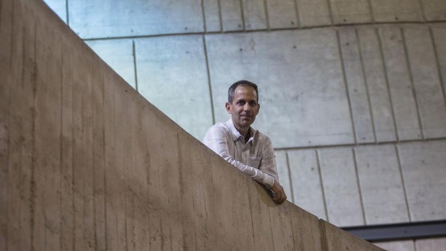Oren Bergman, ayer, en lo alto de la escalinata de la Facultad de Geología.