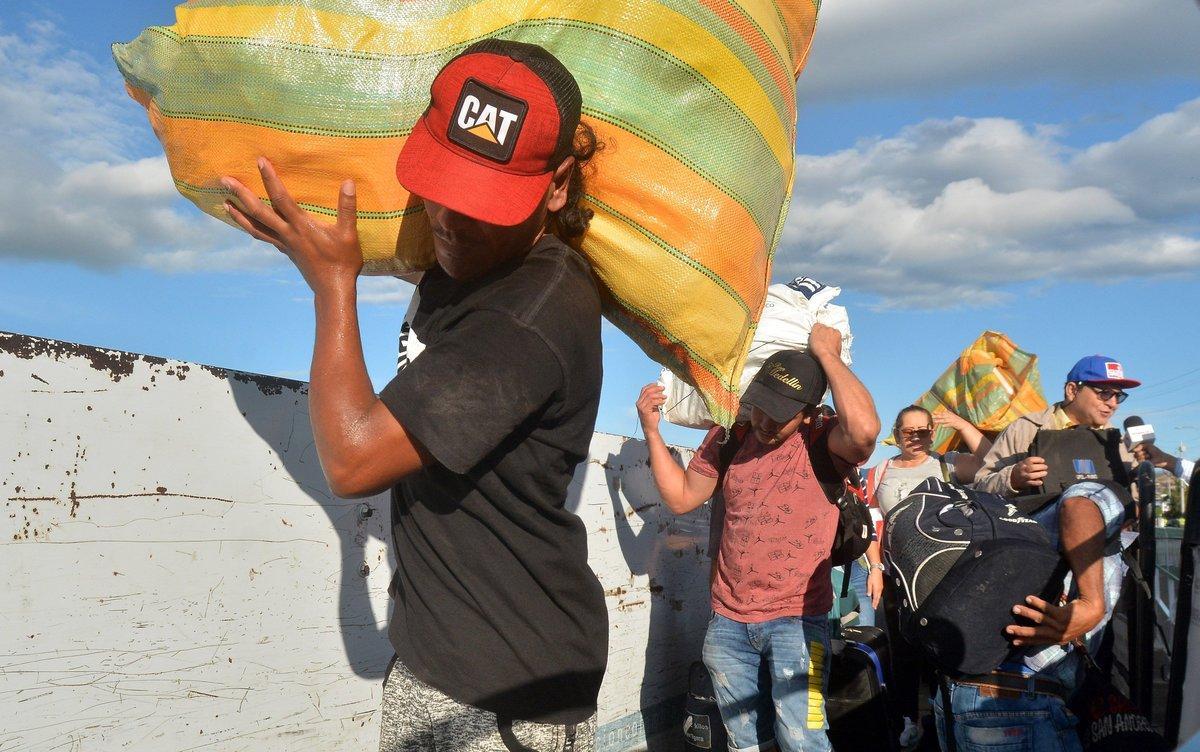 AME1530. CÚCUTA (COLOMBIA), 08/06/2019.- Ciudadanos venezolanos cruzan desde su país hacia Colombia este sábado, por el Puente Internacional Simón Bolívar, en Cúcuta (Colombia). Los puentes fronterizos entre el estado venezolano de Táchira y el departamento colombiano de Norte de Santander fueron reabiertos este sábado para el paso de peatones como ordenó la víspera el presidente de ese país, Nicolás Maduro. EFE/ STR