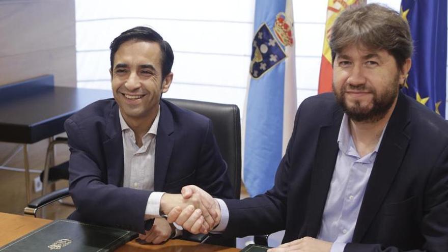 Firma del convenio entre el conselleiro de Política Social y el alcalde de Arteixo.