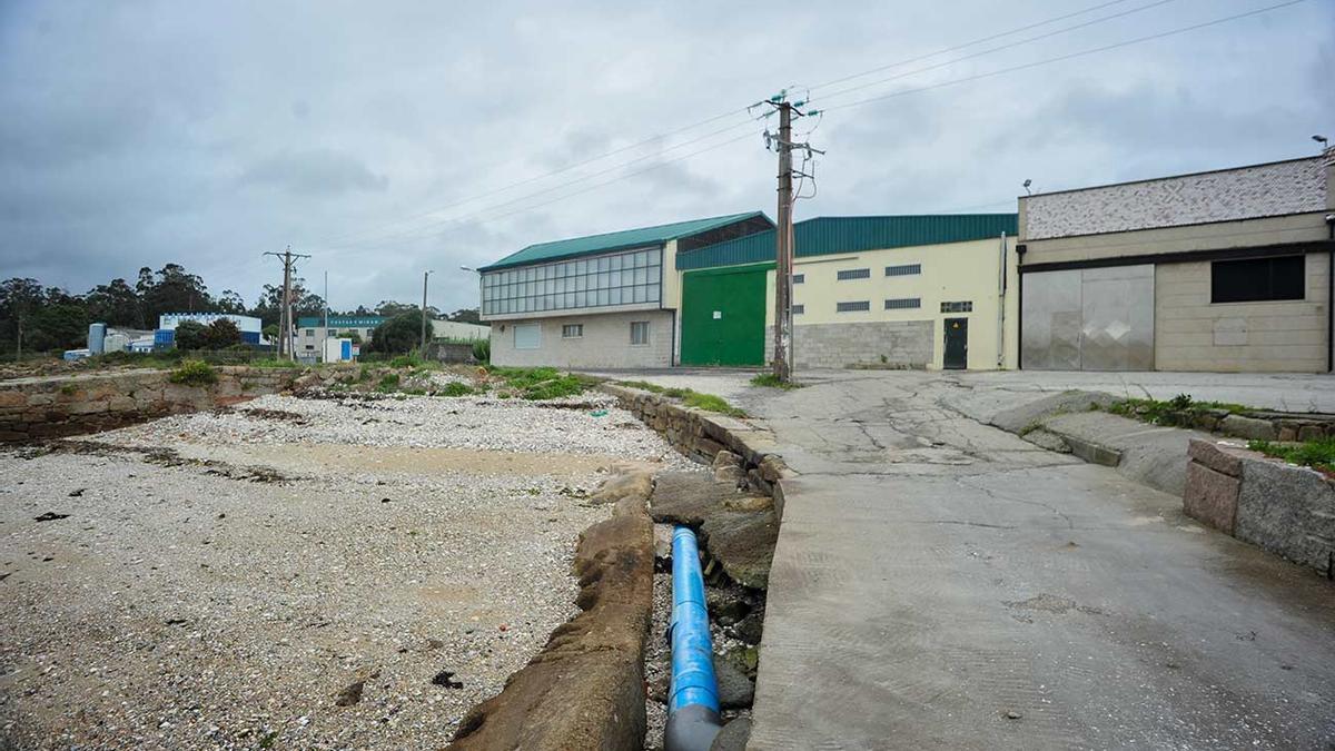 La llamada “carretera de las depuradoras”, en la zona de Tragove, en Cambados, con varias empresas de este tipo seguidas en la ribera