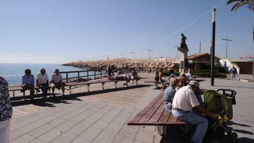 Vista del paseo marítimo de Torrevieja, ciudad en la que residen 106.000 vecinos.