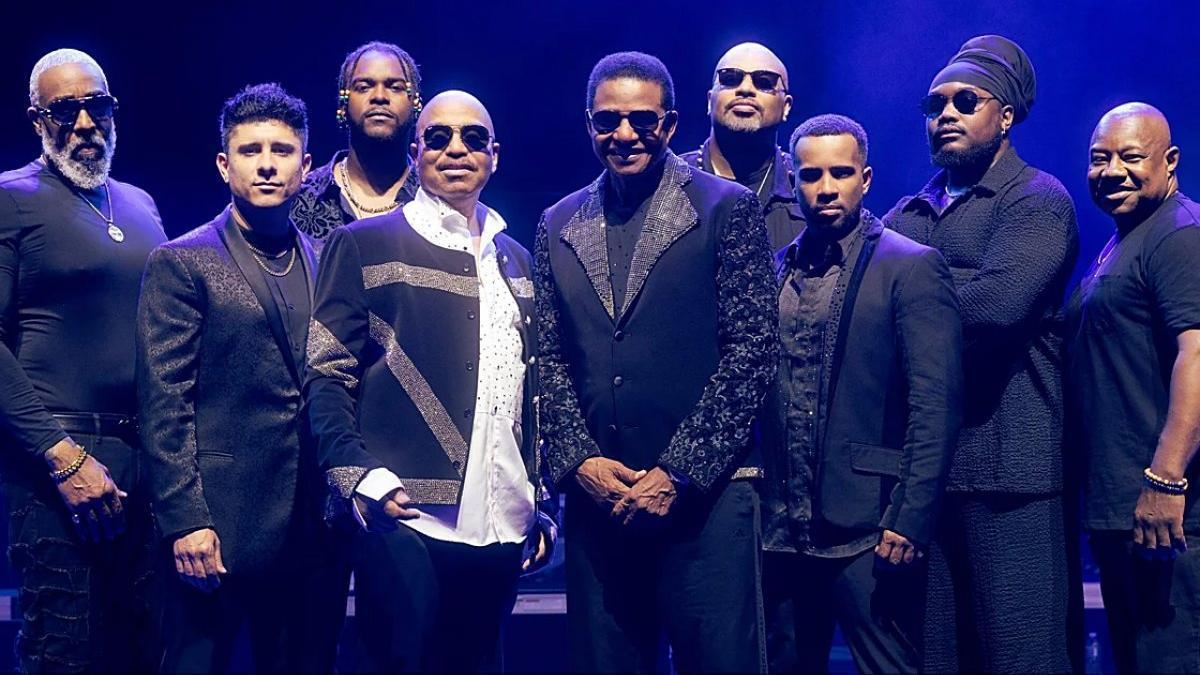 Marlon y Jackie Jackson junto al resto de su banda.