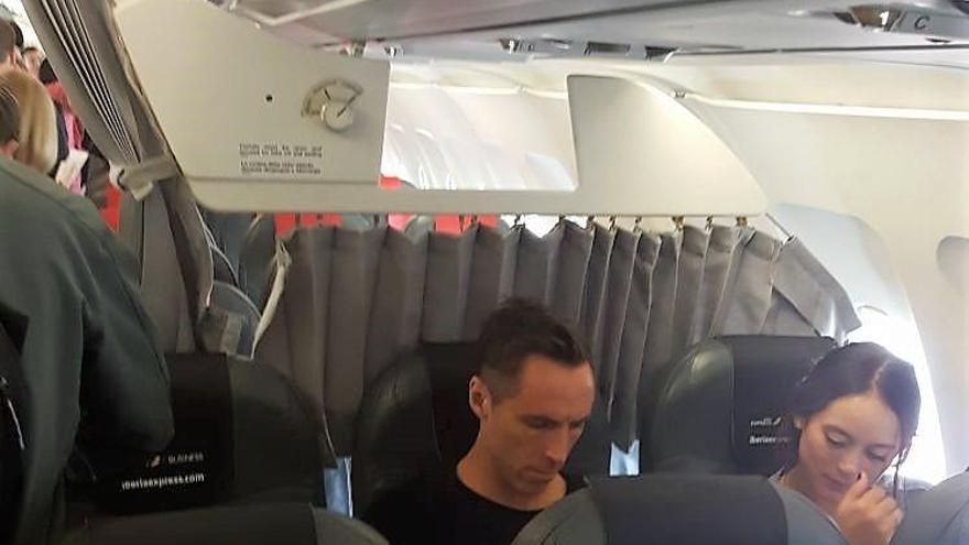 Steve Nash en el vuelo Madrid-Palma junto a su mujer.