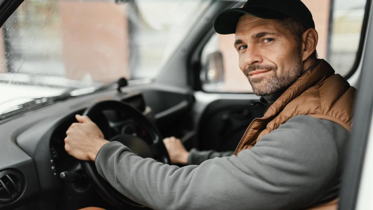 Puedes ser multado si llevas gorra al volante