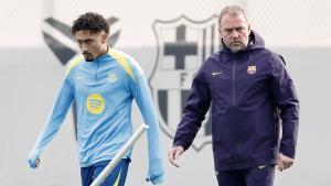 Raphinha y Hansi Flick, durante el entrenamiento de este domingo en la Ciutat Esportiva Joan Gamper.