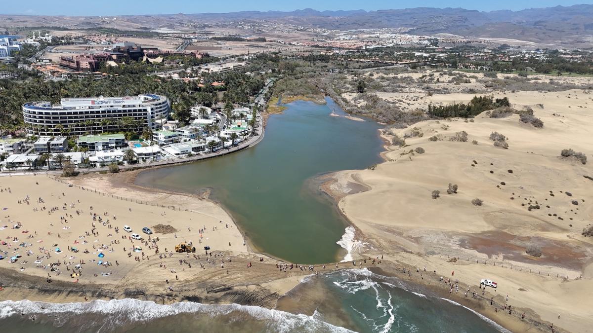 Imagen aérea del cierre al mar de la Charca de Maspalomas.