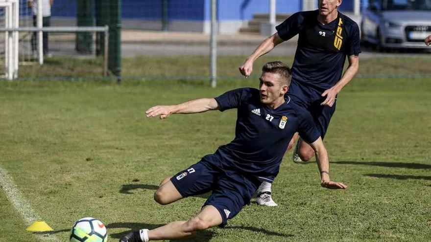 Viti se tira a por un balón, con Mossa detrás, en un entrenamiento en El Requexón.