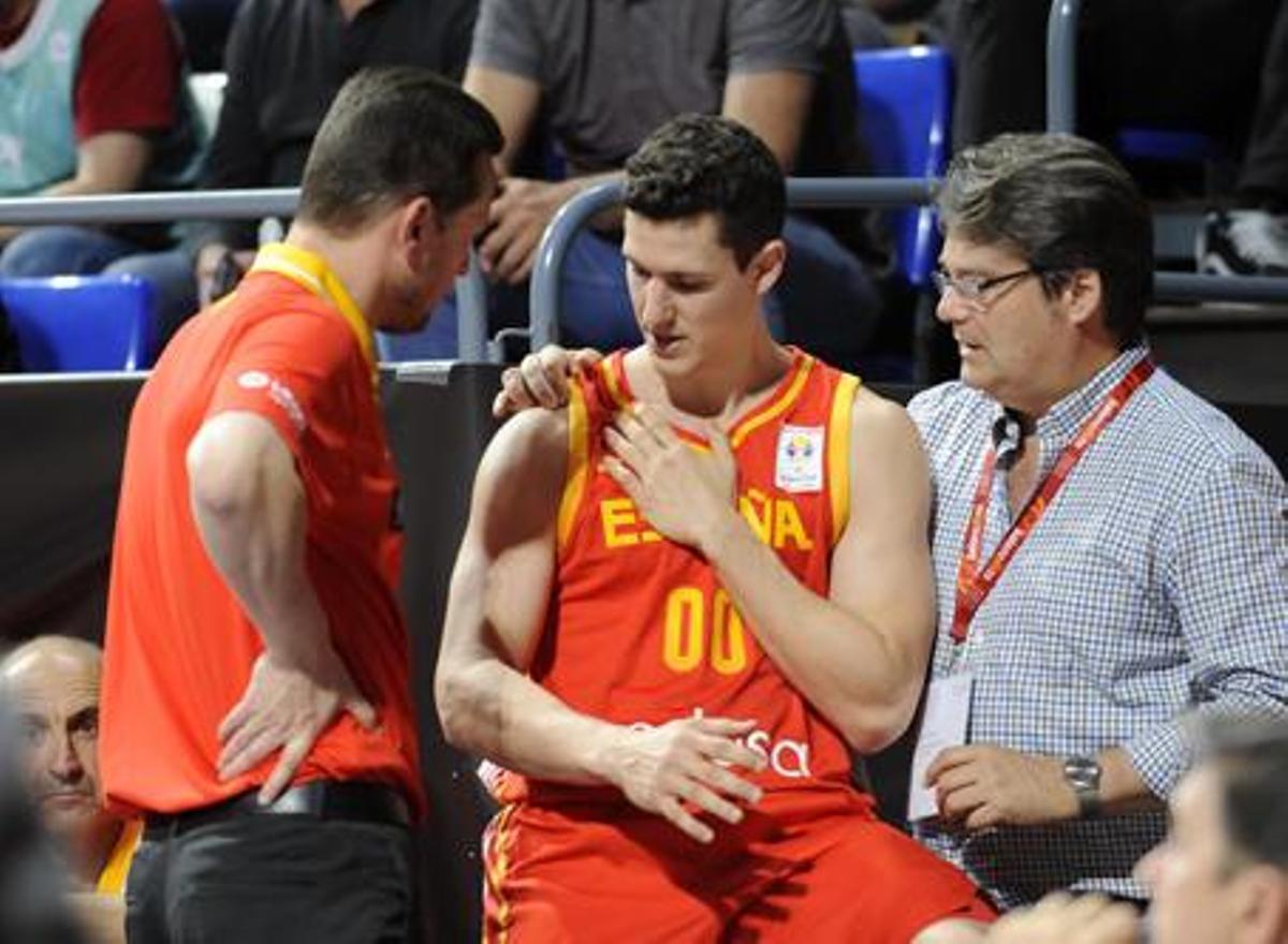 San Miguel, atendido por sus problemas en el hombro en el duelo entre España y Turquía en Tenerife de 2019.