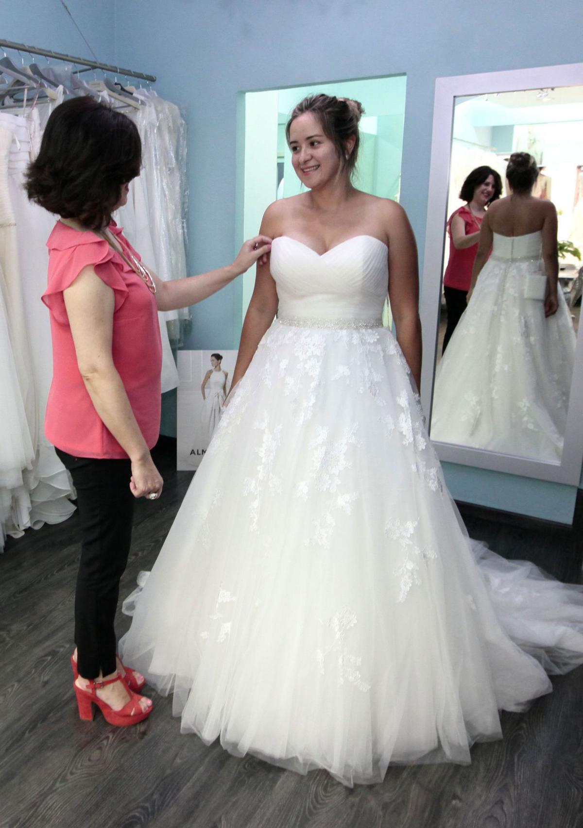 Imagen de archivo de hace diez años en la que Mariluz Serra Torres ajusta un vestido de novia a una clienta.  | RUBÉN E. IBÁÑEZ