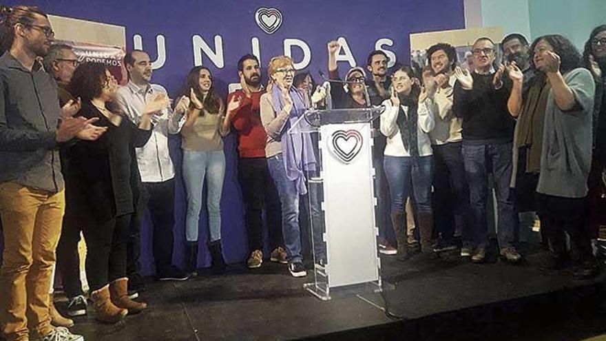 Los dirigentes de Podemos, con AntÃ²nia Jover en el centro, celebran anoche los resultados electorales del partido en las islas.