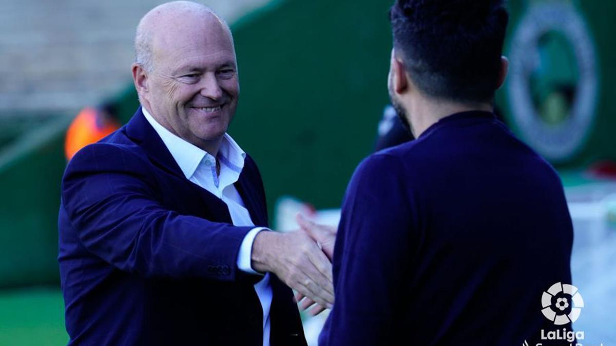 Pepe Mel saluda a Guillermo Fernández antes del choque en El Sardinero.