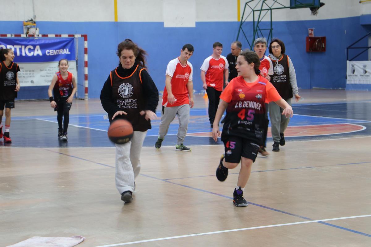 Participantes en un momento del partido.