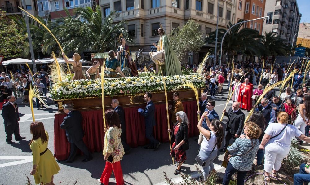 Las calles de Alicante se llenan de fieles en las procesiones del Domingo de Ramos