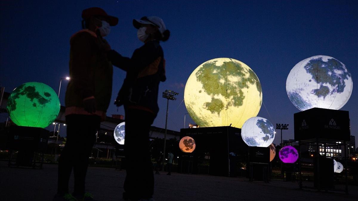 Réplicas de lunas llenas en un parque en Seúl. Las lunas pretenden simbolizar esperanza ante la crisis del coronavirus. Se han instalado con motivo de la fiesta de Chuseok, una de las primeras celebraciones de otoño en el país.