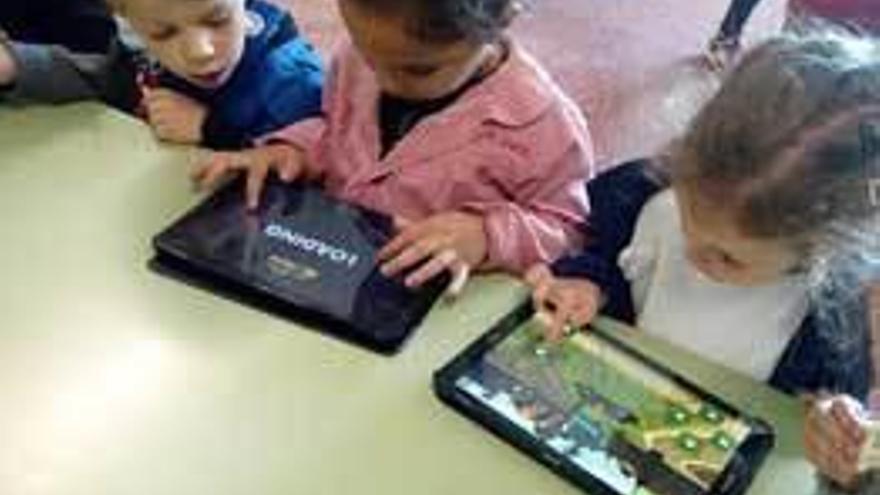 Concentración en Gijón por la desconexión digital en las aulas