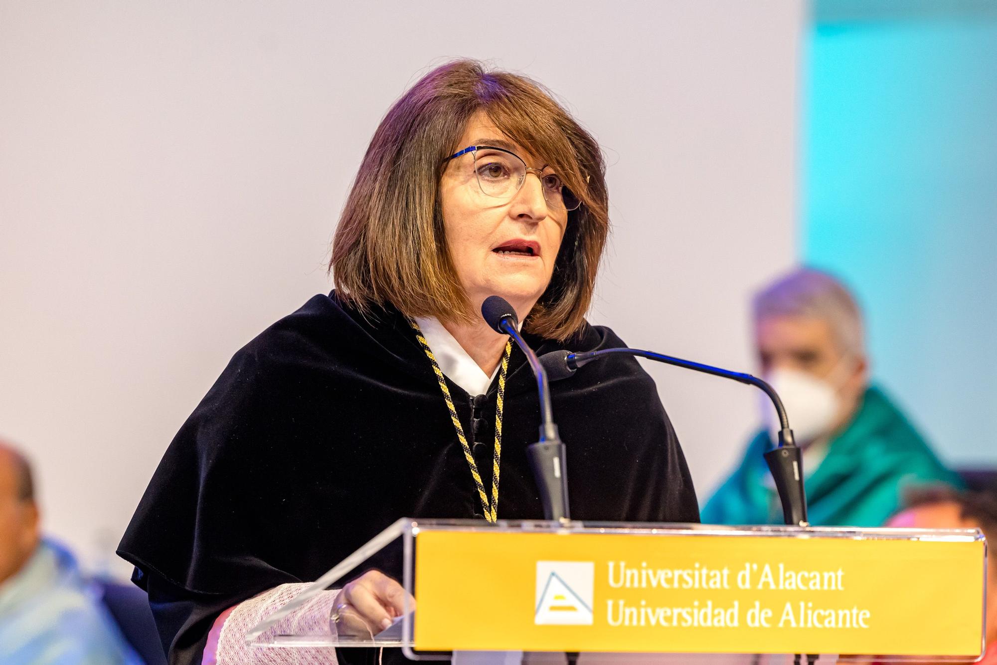 Amparo Navarro reivindica la "escuela de negocios" de la UA en la apertura del curso