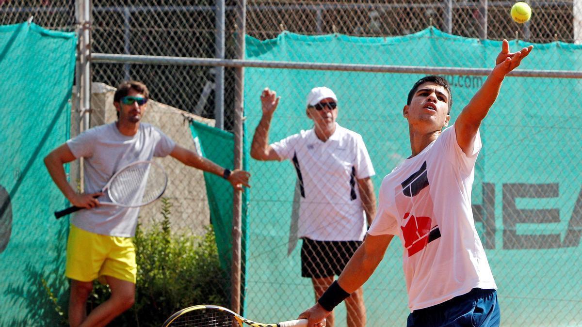 Carlos Alcaraz, en un entrenamiento en Equelite ante la mirada de Juan Carlos Ferrero