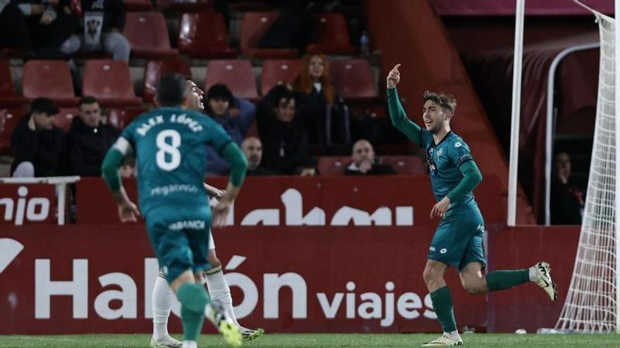 Losada celebra un gol con el Racing de Ferrol.