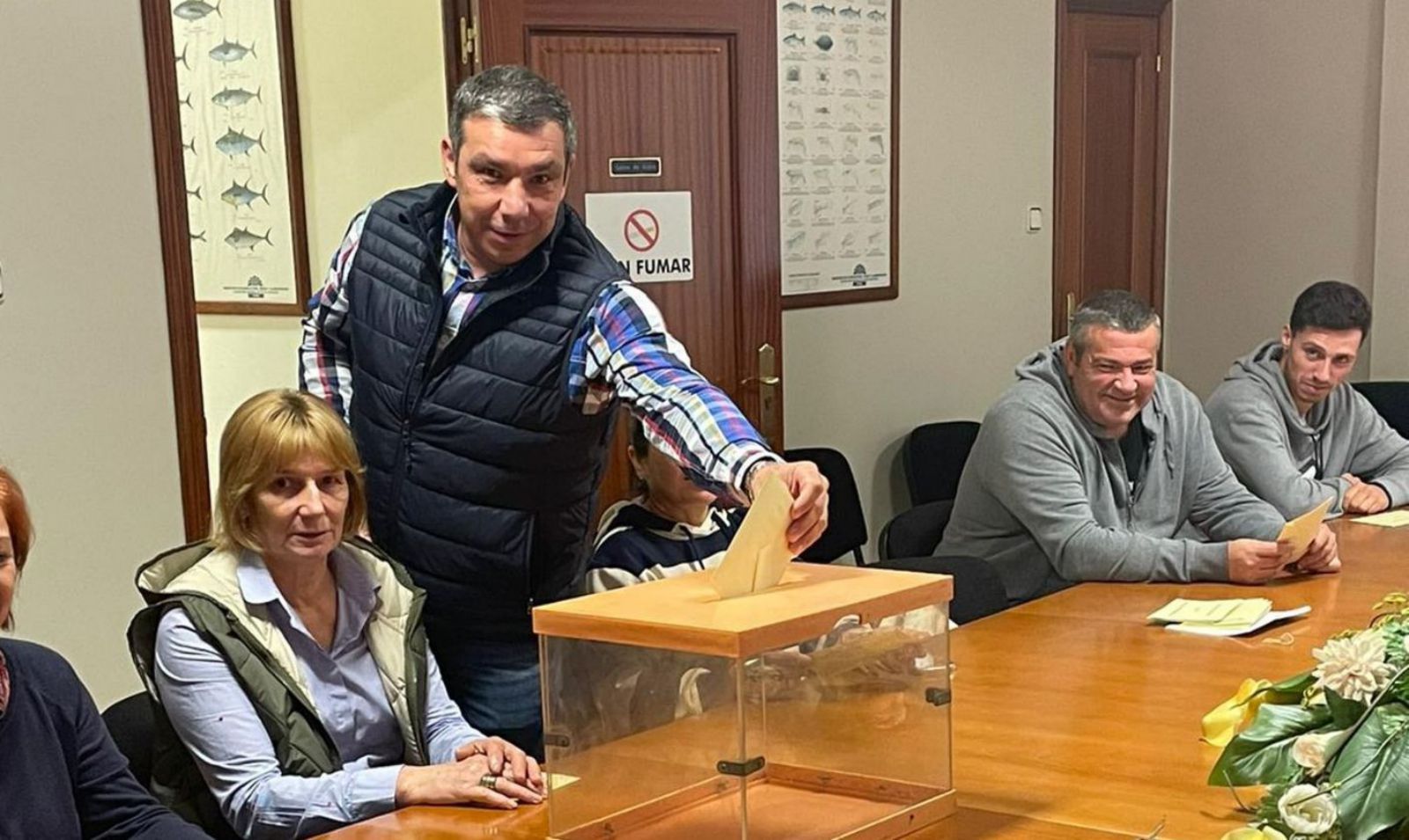 El patrón mayor de Moaña, José Antonio Currás, en las votaciones a la junta general. 