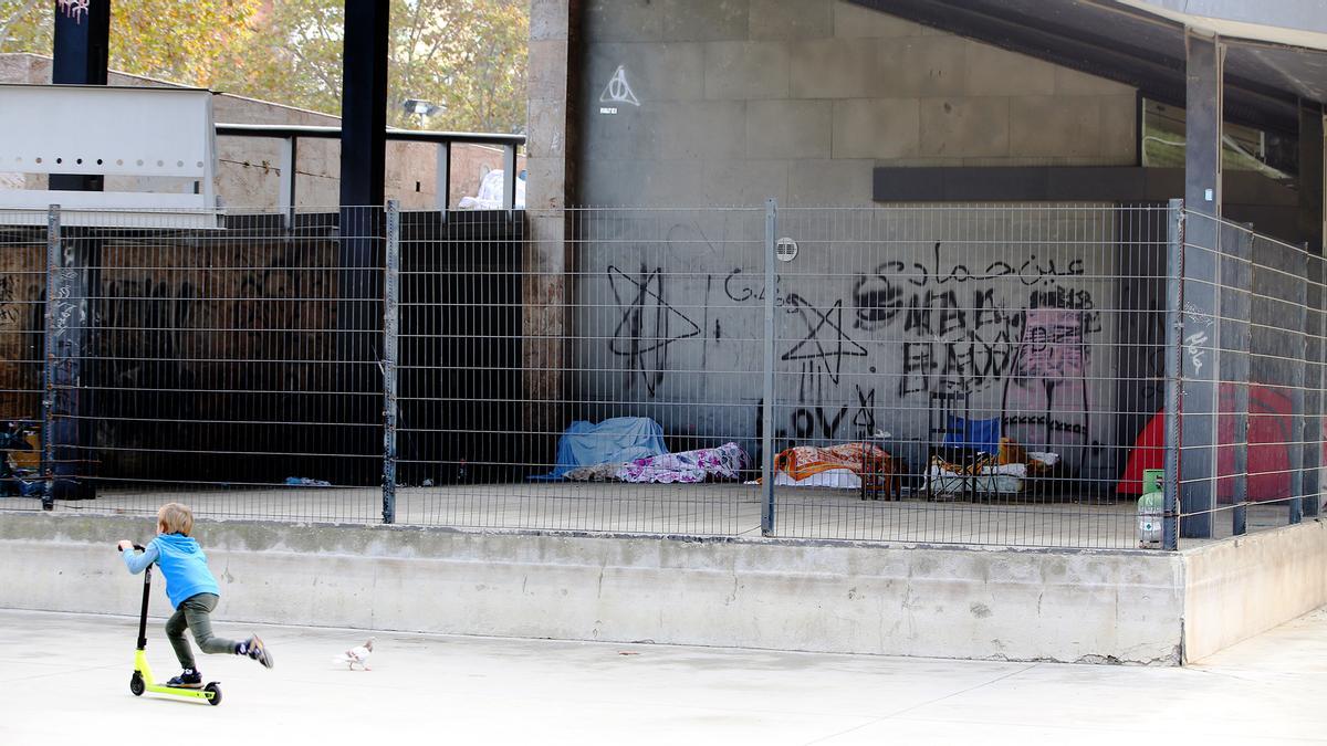 Obras municipales de 'blindaje' anti-homeless en la biblioteca Joan Miró