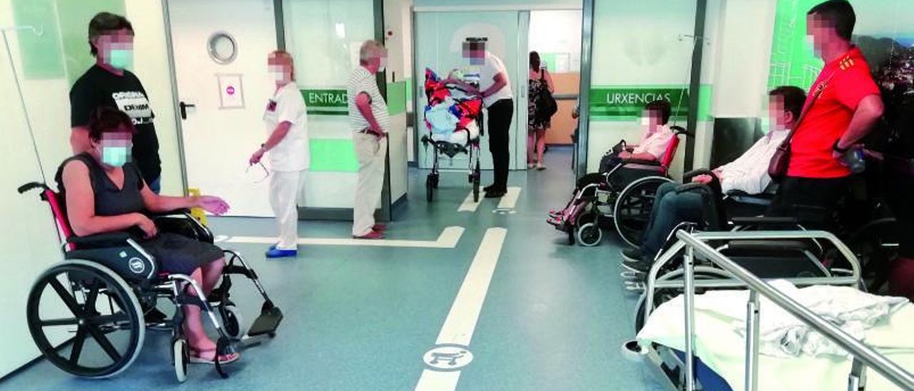 Pacientes ayer en el área de Urgencias de Montecelo. // FDV