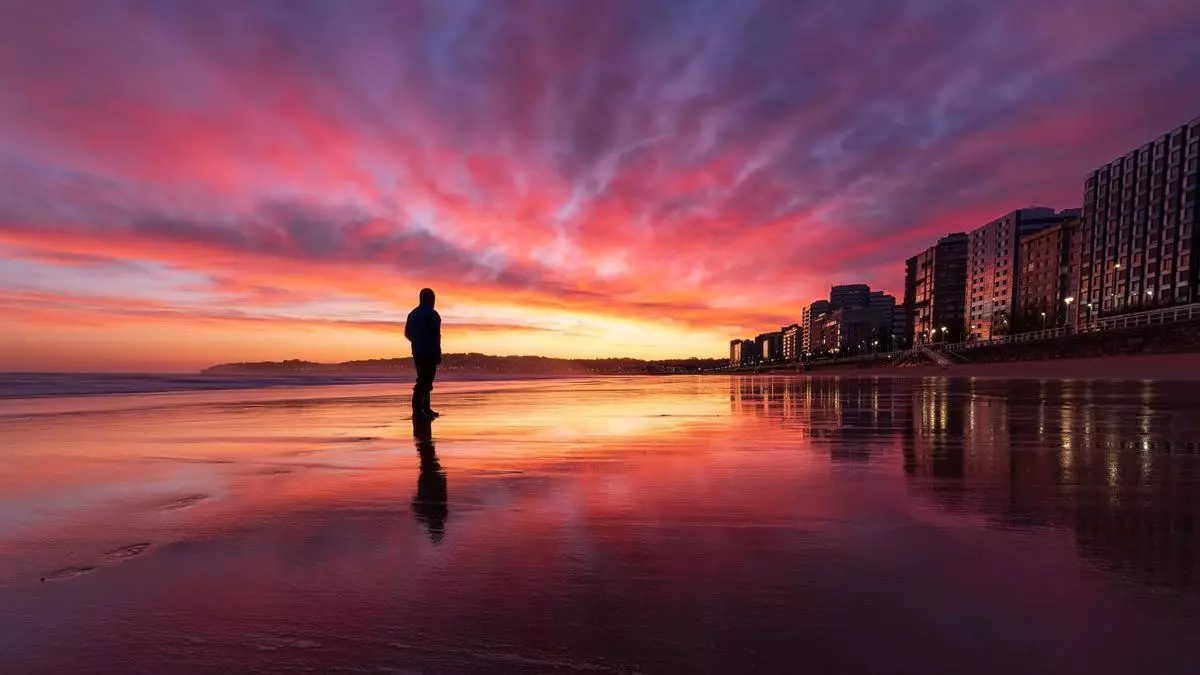 Un espectáculo de colores en el cielo de Gijón: las impresionantes imágenes del amanecer en la playa de San Lorenzo