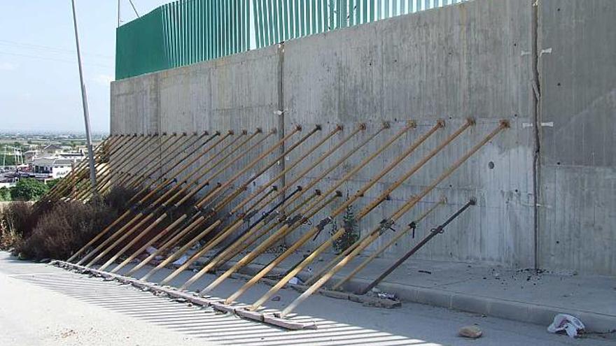 Aspecto de los muros externos del campo de fútbol apuntalados desde hace dos años.