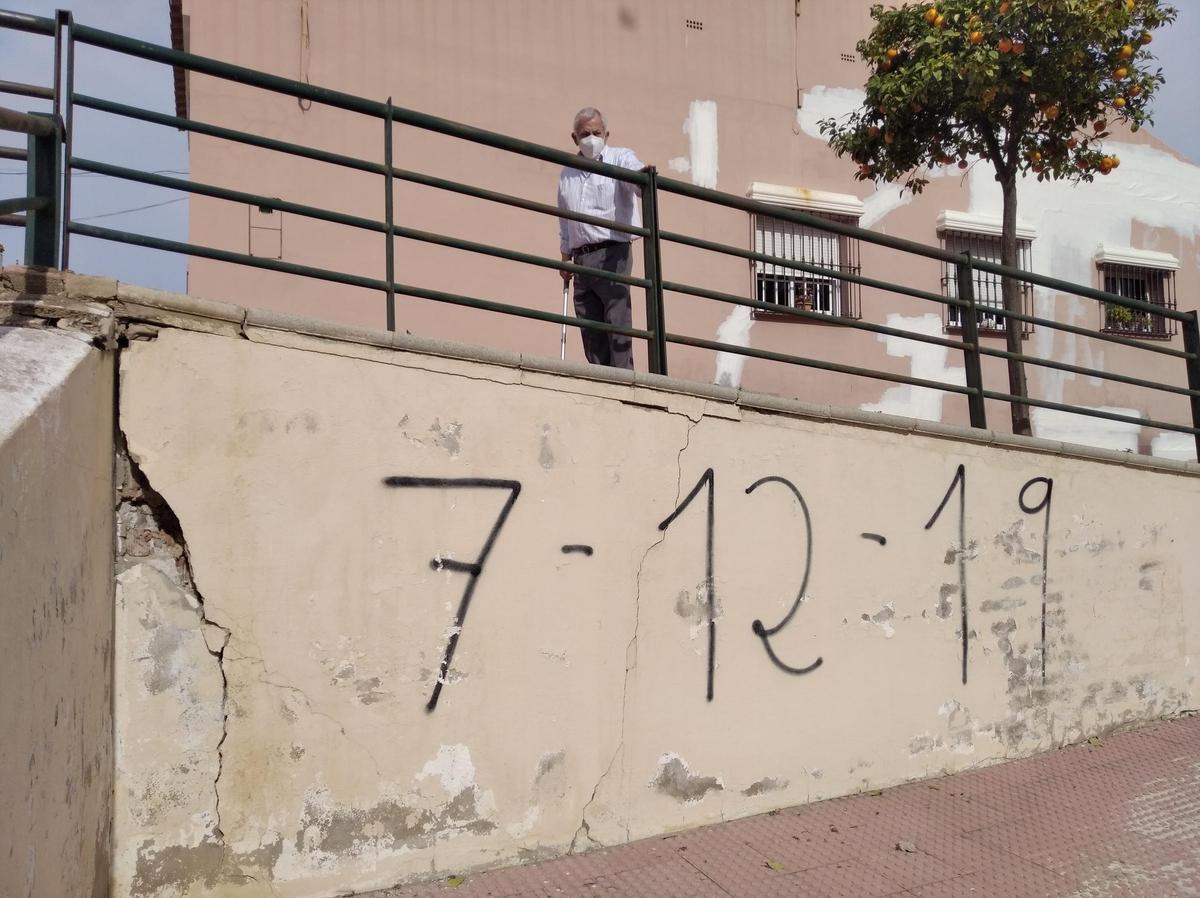 Grietas en la rampa de acceso al parque infantil.