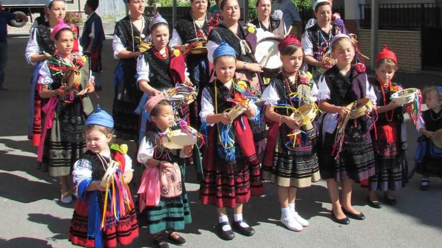 Varias aldeanas en la fiesta de las Nieves de Puertas de Cabrales, el año pasado.