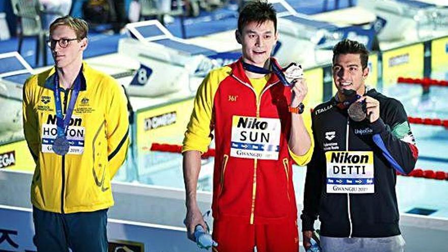 Sun Yang (centro) en el podio del Mundial, donde Mack Horton (izquierda) no quiso posar con él.