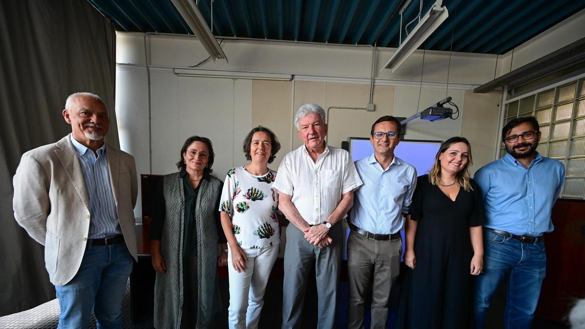 Los ponentes en las jornadas de calidad del agua de baño de El Confital.