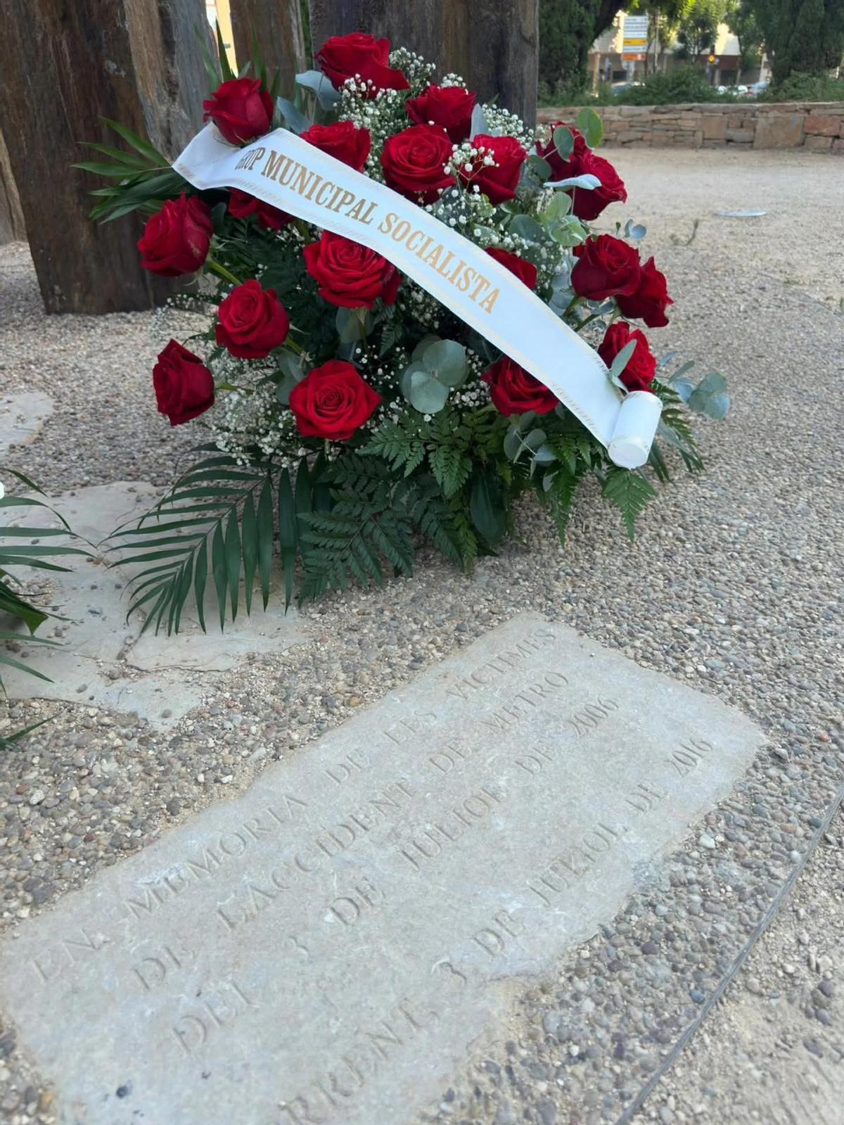 Rosas del grupo socialista ante el memorial en Torrent.