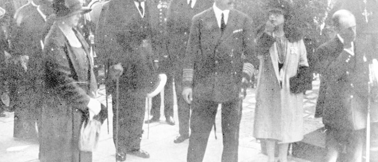 En el centro de la imagen y de uniforme, el Rey Alfonso XIII en su visita a Vigo en 1929. // FdV