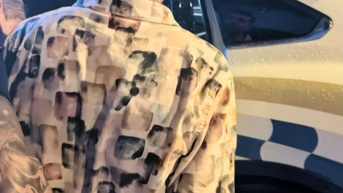 Agentes de la Policía Local de Palma conducen detenido al asaltante que esgrimió un cúter para robar una cerveza.